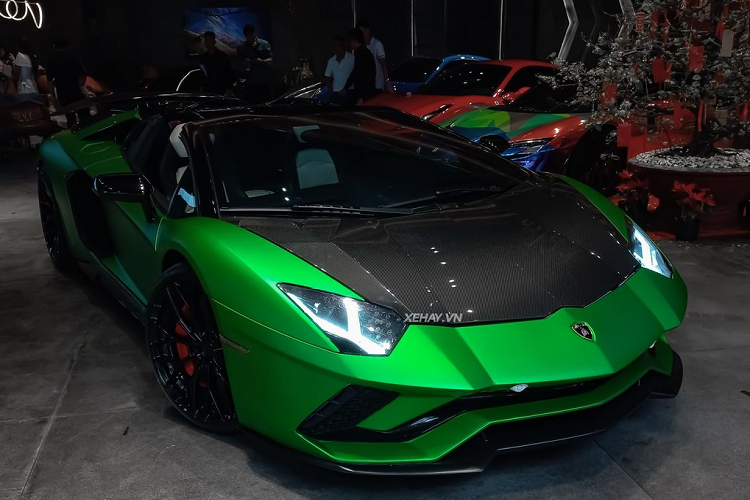 Phiên bản Lamborghini Aventador Roadster mui trần chiếm gần một nửa số lượng này, khoảng 4 chiếc. Trong đó, đáng chú ý có một chiếc Aventador Roadster được trang bị gói độ bodykit bằng carbon đến từ Novitec - hãng độ có tiếng trong phân khúc siêu xe.