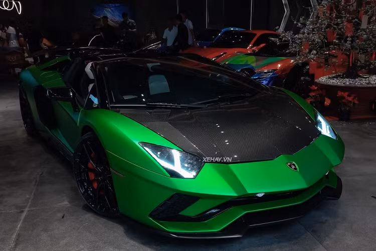 Phiên bản Lamborghini Aventador Roadster mui trần chiếm gần một nửa số lượng này, khoảng 4 chiếc. Trong đó, đáng chú ý có một chiếc Aventador Roadster được trang bị gói độ bodykit bằng carbon đến từ Novitec - hãng độ có tiếng trong phân khúc siêu xe.