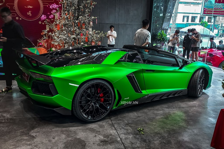 Gói Novitec độ Lamborghini Aventador Roadster này bao gồm các chi tiết bằng carbon như cản va trước, nắp ca-pô, viền hốc gió trước/sau, ốp sườn, cánh gió cố định 2 tầng phía sau.Ngoài gói độ Novitec, chiếc Lamborghini Aventador Roadster trong bài còn được nâng cấp cản trước, giống với bản Aventador S.