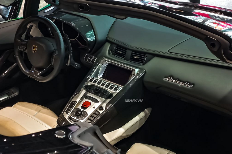 Về truyền động, chiếc Lamborghini Aventador Roadster này sử dụng động cơ 6,5 lít V12 công suất 700 mã lực, mô-men xoắn cực đại 690 Nm đi kèm hộp số 7 cấp ly hợp kép.