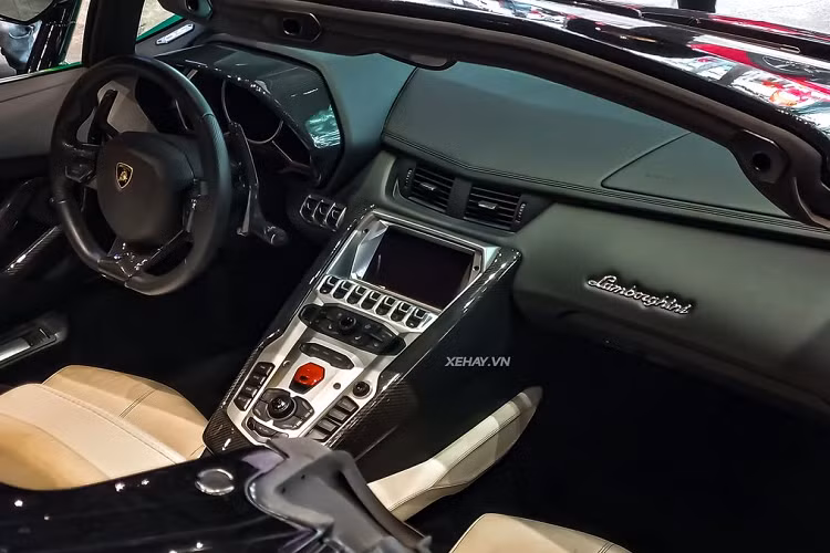 Về truyền động, chiếc Lamborghini Aventador Roadster này sử dụng động cơ 6,5 lít V12 công suất 700 mã lực, mô-men xoắn cực đại 690 Nm đi kèm hộp số 7 cấp ly hợp kép.