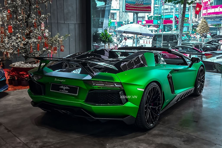 Lamborghini Aventador Roadster có chiều dài cơ sở 2.700 mm, chiều dài tổng thể 4.780 mm, chiều rộng 2.030 mm, chiều cao 1.136 mm và trọng lượng khô 1.625 kg. Tỷ lệ phân bổ trọng lượng trước sau là 43/57.