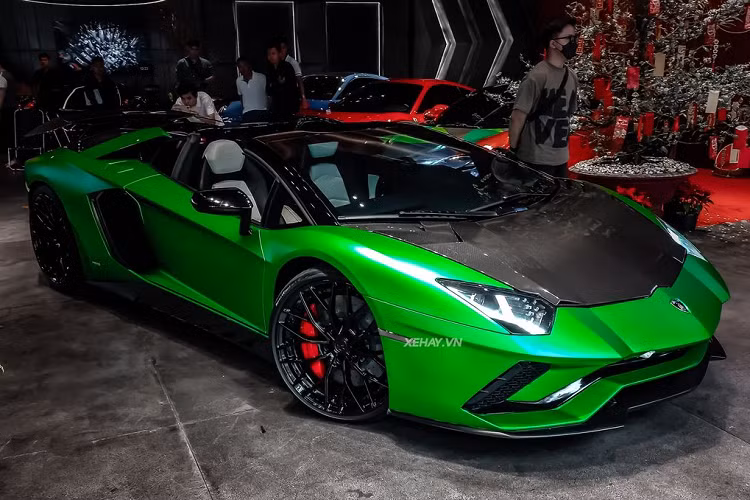 Lamborghini Aventador Roadster tại Việt Nam luôn được các tay chơi siêu xe ưa chuộng. Tính đến thời điểm hiện tại, số lượng xe tại dải đất hình chữ S lên tới hơn 10 chiếc với các phiên bản từ Coupe, Roadster cho đến bản S, SV và SV Roadster.