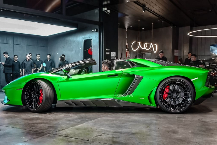 Bộ mâm kích thước 21 inch phía trước và 22 inch phía sau màu vàng đồng của thương hiệu Anrky, đi kèm cùm phanh Lamborghini màu đỏ và đĩa phanh Ceramic rất lớn. Cuối cùng là hệ thống ống xả titanium của FI cho ra âm thanh gắt và vang hơn.