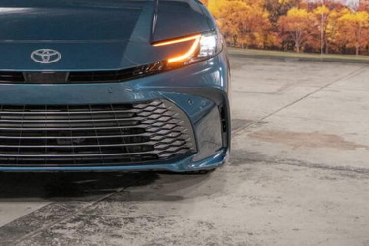 Bên cạnh đó, các phiên bản XLE và XSE còn được bổ sung gói tùy chọn Premium Plus với các tính năng nâng cao như hỗ trợ kẹt xe, cảnh báo phương tiện cắt ngang phía trước, hỗ trợ chuyển làn, màn hình quan sát toàn cảnh, hỗ trợ đỗ xe phía trước/sau và phanh tự động.