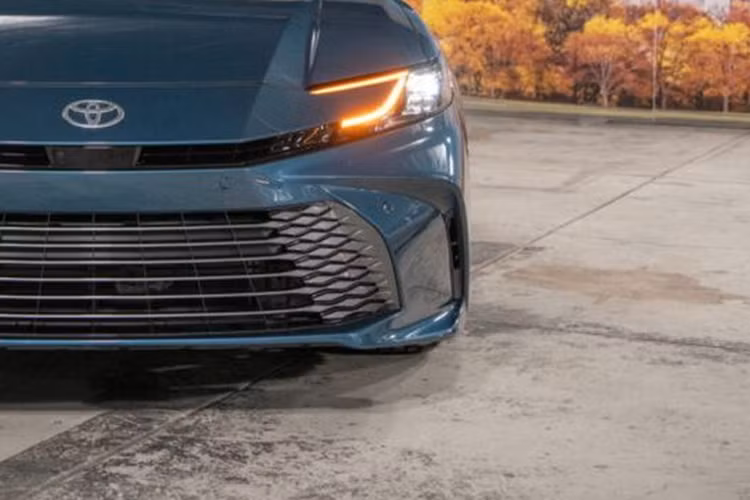 Bên cạnh đó, các phiên bản XLE và XSE còn được bổ sung gói tùy chọn Premium Plus với các tính năng nâng cao như hỗ trợ kẹt xe, cảnh báo phương tiện cắt ngang phía trước, hỗ trợ chuyển làn, màn hình quan sát toàn cảnh, hỗ trợ đỗ xe phía trước/sau và phanh tự động.