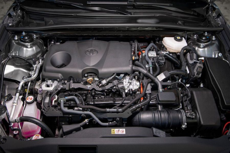 Dù là một hãng xe tương đối bảo thủ nhưng thời gian gần đây các kế hoạch điện hóa của Toyota dần trở nên rõ ràng hơn và điều này được thể hiện rất rõ ở Camry thế hệ mới. Theo đó, mẫu sedan này được trang bị hệ truyền động hybrid trên mọi phiên bản.