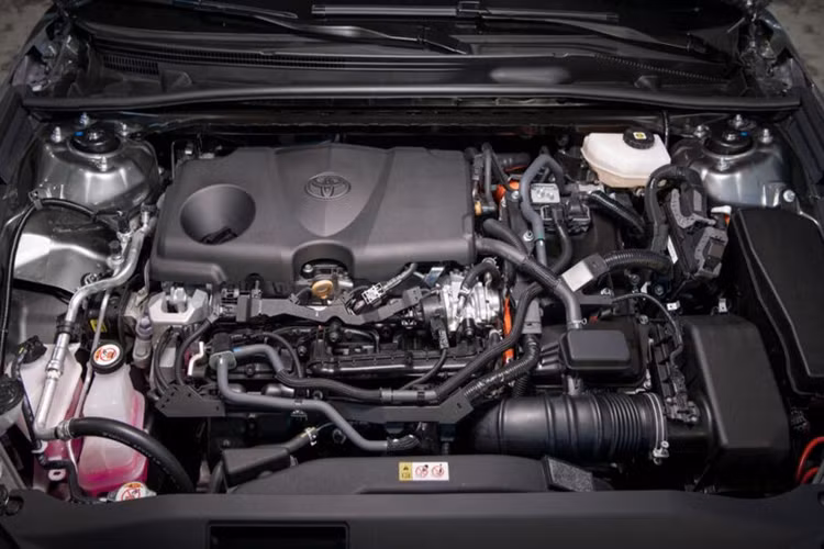 Dù là một hãng xe tương đối bảo thủ nhưng thời gian gần đây các kế hoạch điện hóa của Toyota dần trở nên rõ ràng hơn và điều này được thể hiện rất rõ ở Camry thế hệ mới. Theo đó, mẫu sedan này được trang bị hệ truyền động hybrid trên mọi phiên bản.