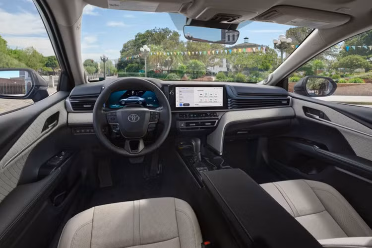 Nội thất Toyota Camry 2025 được nâng cấp đáng kể so với thế hệ trước. Các trang bị tiêu chuẩn trên mẫu sedan này bao gồm đồng hồ kỹ thuật số 7 inch, màn hình thông tin giải trí 8 inch, điều hòa tự động hai vùng độc lập, tính năng khởi động xe không cần khóa, sạc điện thoại không dây,...
