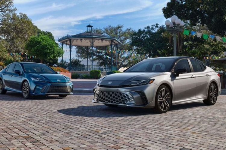 Động cơ hybrid trên Toyota Camry 2025 bao gồm động cơ xăng 2.5L 4 xi-lanh thẳng hàng (công suất 225 mã lực trên phiên bản dẫn động cầu trước và 232 mã lực trên bản dẫn động bốn bánh) kết hợp với hai mô tơ điện.