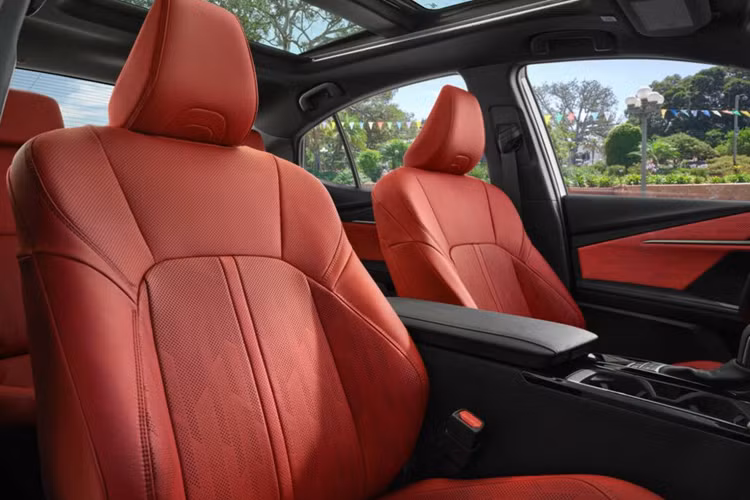 Một bộ phận khách hàng cho rằng Camry mới quá giống các mẫu xe Toyota ra mắt gần đây và thiếu đi nét đặc trưng. Trên thực tế, không thể phủ nhận ngoại hình mẫu sedan cỡ D này học hỏi nhiều từ Crown, nhất là ở khu vực đầu xe. Điều đó được thể hiện khá rõ ở kiểu dáng đèn pha hình cá mập đầu búa và lưới tản nhiệt của hai mẫu xe này. 