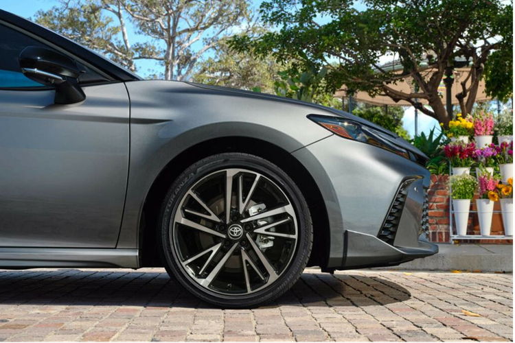 Tất cả các phiên bản của Camry 2025 đều được trang bị gói công nghệ an toàn Toyota Safety Sense 3.0. Hệ thống này bao gồm các tính năng hiện đại như cảnh báo tiền va chạm giúp phát hiện phương tiện và người đi bộ, kiểm soát hành trình thích ứng, hỗ trợ chệch làn đường, hỗ trợ biển báo đường, đèn pha tự động, giám sát điểm mù và cảnh báo phương tiện cắt ngang phía sau.