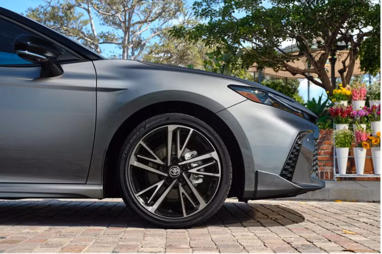 Tất cả các phiên bản của Camry 2025 đều được trang bị gói công nghệ an toàn Toyota Safety Sense 3.0. Hệ thống này bao gồm các tính năng hiện đại như cảnh báo tiền va chạm giúp phát hiện phương tiện và người đi bộ, kiểm soát hành trình thích ứng, hỗ trợ chệch làn đường, hỗ trợ biển báo đường, đèn pha tự động, giám sát điểm mù và cảnh báo phương tiện cắt ngang phía sau.