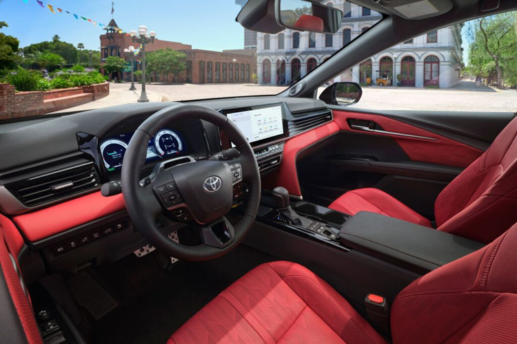 Điều này đã được dự đoán từ trước bởi những khối động cơ dung tích lớn đã dần mất đi chỗ đứng, cụ thể phiên bản sử dụng động cơ V6 3.5L chỉ chiếm 7% doanh số Camry trong năm nay. Toyota Camry bấy lâu nay vẫn luôn được đánh giá cao về thiết kế nhưng ngoại hình của thế hệ mới vừa ra mắt hiện đang gây nhiều tranh cãi. 