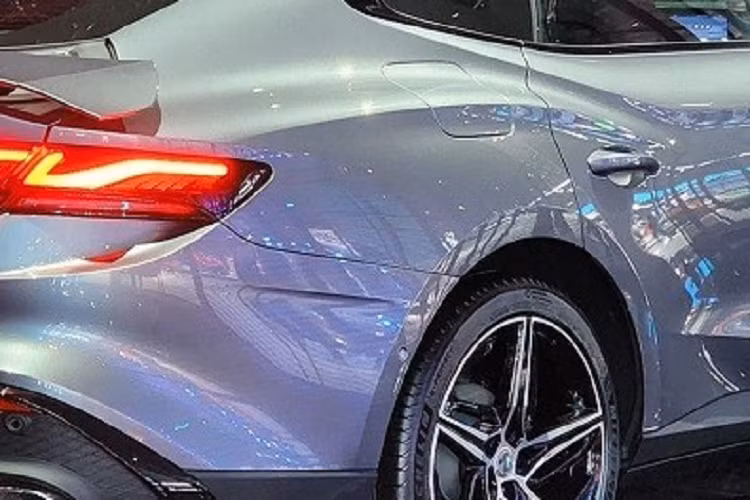 Chưa hết, MG7 còn có chip Qualcomm Snapdragon 8155, màn hình hiển thị thông tin kính lái với công nghệ thực tế ảo AR-HUD, hệ thống âm thanh Bose 14 loa, cửa sổ trời toàn cảnh và tính năng đỗ xe nhớ vị trí.