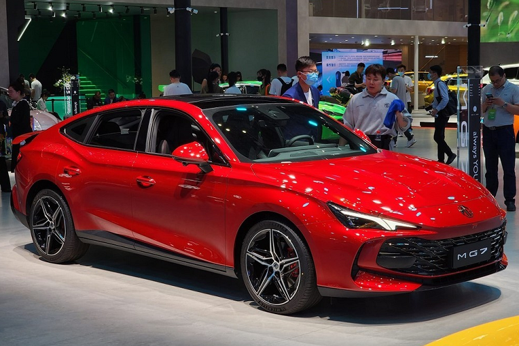 Bên cạnh đó là những tính năng an toàn như camera 360 độ, hệ thống kiểm soát hành trình thích ứng, hỗ trợ chuyển làn đường, hỗ trợ lái thông minh Navigation Guided Pilot, đỗ xe tự động và đỗ xe điều khiển từ xa. Tại thị trường Trung Quốc, MG7 có 2 tùy chọn động cơ