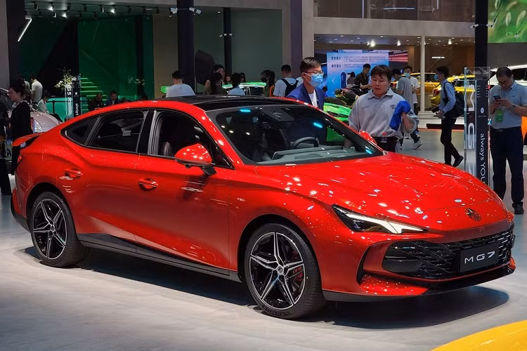 Bên cạnh đó là những tính năng an toàn như camera 360 độ, hệ thống kiểm soát hành trình thích ứng, hỗ trợ chuyển làn đường, hỗ trợ lái thông minh Navigation Guided Pilot, đỗ xe tự động và đỗ xe điều khiển từ xa. Tại thị trường Trung Quốc, MG7 có 2 tùy chọn động cơ