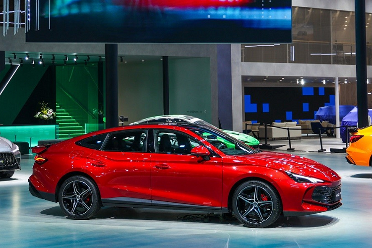 Bản thân kích thước của MG7 cũng lớn hơn những mẫu sedan hạng C điển hình như Honda Civic hay Mazda3. Cụ thể, xe sở hữu chiều dài 4.884 mm, chiều rộng 1.889 mm, chiều cao 1.447 mm và chiều dài cơ sở 2.778 mm. Do đó, sẽ không ngạc nhiên nếu MG7 trở thành gương mặt mới trong phân khúc sedan hạng D tại Việt Nam.