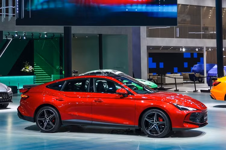 Bản thân kích thước của MG7 cũng lớn hơn những mẫu sedan hạng C điển hình như Honda Civic hay Mazda3. Cụ thể, xe sở hữu chiều dài 4.884 mm, chiều rộng 1.889 mm, chiều cao 1.447 mm và chiều dài cơ sở 2.778 mm. Do đó, sẽ không ngạc nhiên nếu MG7 trở thành gương mặt mới trong phân khúc sedan hạng D tại Việt Nam.