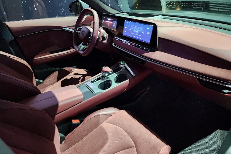 Bên trong MG7 là không gian nội thất sang trọng trong tầm giá với chất liệu da Dinamica hoặc da lộn, ghế thể thao, vô lăng 3 chấu vát đáy và bảng đồng hồ kỹ thuật số 10,25 inch nối liền với màn hình cảm ứng trung tâm 12,3 inch.