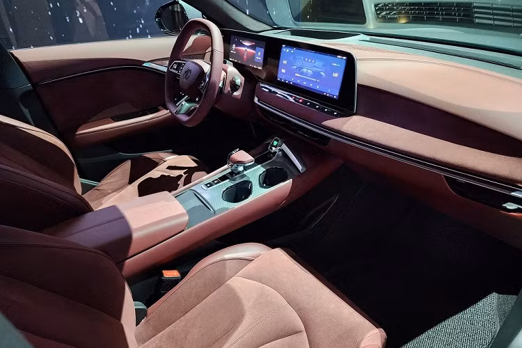 Bên trong MG7 là không gian nội thất sang trọng trong tầm giá với chất liệu da Dinamica hoặc da lộn, ghế thể thao, vô lăng 3 chấu vát đáy và bảng đồng hồ kỹ thuật số 10,25 inch nối liền với màn hình cảm ứng trung tâm 12,3 inch.