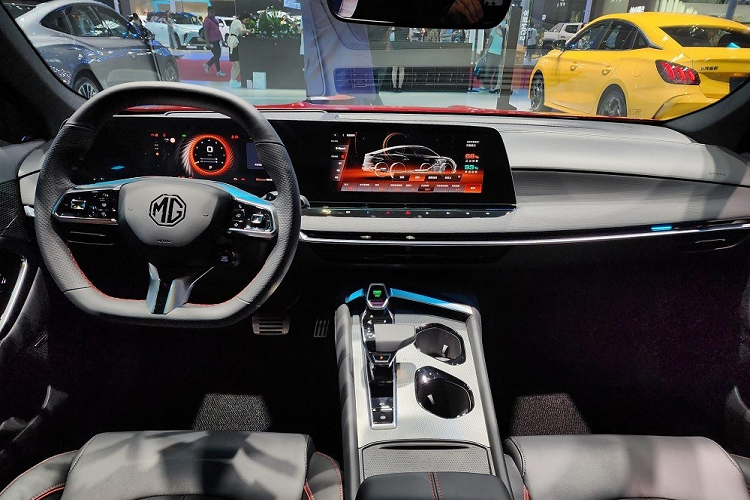 Tuy có giá "mềm" nhưng MG7 tại Trung Quốc lại sở hữu trang bị đầy đủ, từ đèn pha LED, vành 19 inch khỏe khoắn, cùm phanh màu đỏ thể thao, đèn hậu LED đến cánh gió đuôi chủ động. Thêm vào đó là thiết kế fastback thể thao và mượt mà, gợi liên tưởng đến những mẫu xe sang như Audi A7 Sportback.