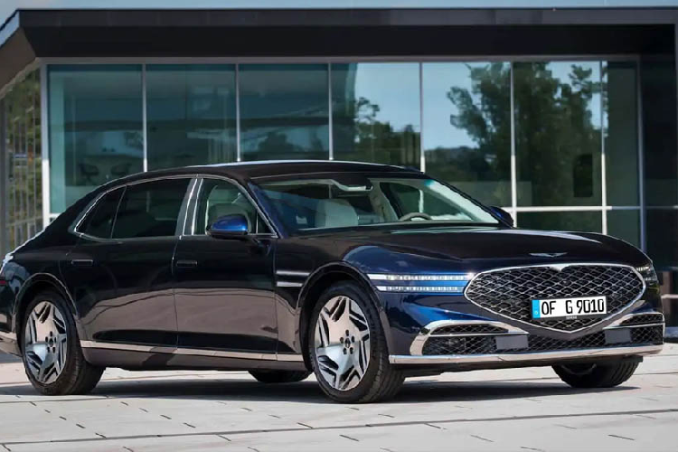 Điểm đặc biệt nhất trong lần ra mắt này là việc mẫu xe sedan Genesis G90 sẽ được bán ra với hai phiên bản trục cơ sở. Phiên bản trục ngắn - SWB có cấu hình tùy chọn 4 hoặc 5 chỗ; trong khi bản LWB - trục cơ sở dài sẽ chỉ có cấu hình 4 chỗ để đảm bảo không gian rộng rãi và thoải mái nhất cho những chủ nhân VIP trên xe.