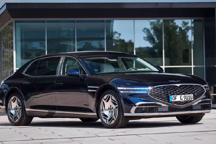 Điểm đặc biệt nhất trong lần ra mắt này là việc mẫu xe sedan Genesis G90 sẽ được bán ra với hai phiên bản trục cơ sở. Phiên bản trục ngắn - SWB có cấu hình tùy chọn 4 hoặc 5 chỗ; trong khi bản LWB - trục cơ sở dài sẽ chỉ có cấu hình 4 chỗ để đảm bảo không gian rộng rãi và thoải mái nhất cho những chủ nhân VIP trên xe.