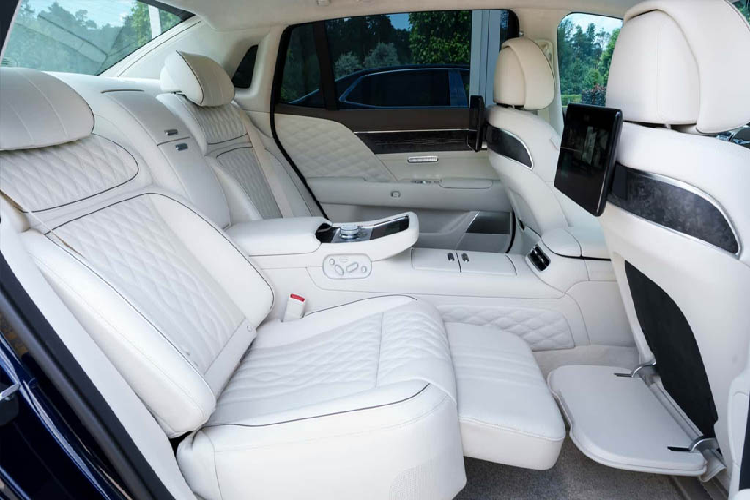 Cụ thể, kích thước chiều dài tổng thể của Genesis G90 LWB là 5.465mm; trục cơ sở đạt 3.370mm - nhỉnh hơn đáng kể so với con số 5.275mm chiều dài và 3.180mm trục cơ sở của phiên bản G90 SWB tiêu chuẩn.