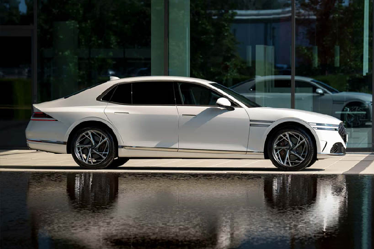 Theo thương hiệu hạng sang Hàn Quốc, lục địa già sẽ là thị trường được Genesis ưu tiên hàng đầu, với danh sách trang bị đầy đủ và đặc biệt cao cấp; nhằm cạnh tranh với dòng xe siêu sang Maybach S-Class. Điều này được thể hiện rất rõ ràng thông qua Genesis G90 LWB và G70 Shooting Brake.