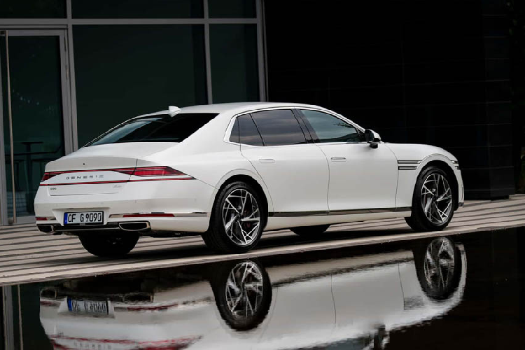 Trước đó, mẫu sedan hạng sang Genesis G90 được hé lộ từ cuối năm 2021 tại quê hương Hàn Quốc và ra mắt tại Mỹ hồi đầu năm 2022. Đồng thời tại châu Âu, Genesis cũng bán ra phiên bản G70 Shooting Brake (dáng hatchback thể thao) mà thị trường Mỹ không có.