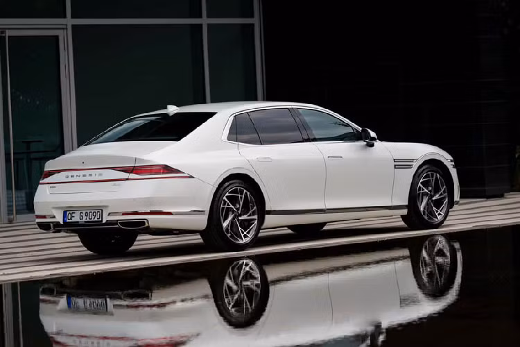 Trước đó, mẫu sedan hạng sang Genesis G90 được hé lộ từ cuối năm 2021 tại quê hương Hàn Quốc và ra mắt tại Mỹ hồi đầu năm 2022. Đồng thời tại châu Âu, Genesis cũng bán ra phiên bản G70 Shooting Brake (dáng hatchback thể thao) mà thị trường Mỹ không có.