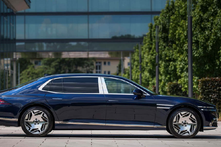 Theo nhà sản xuất Hàn Quốc, Genesis G90 LWB sẽ có thêm nhiều tính năng độc quyền như sưởi ấm và làm mát lưng ghế đi kèm với mát-xa; ghế ngồi có bệ đỡ đùi và bàn để chân. So với bản tiêu chuẩn SWB, G90 trục cơ sở dài sẽ cung cấp thêm 190 mm khoảng không để chân cho người ngồi hàng ghế sau.