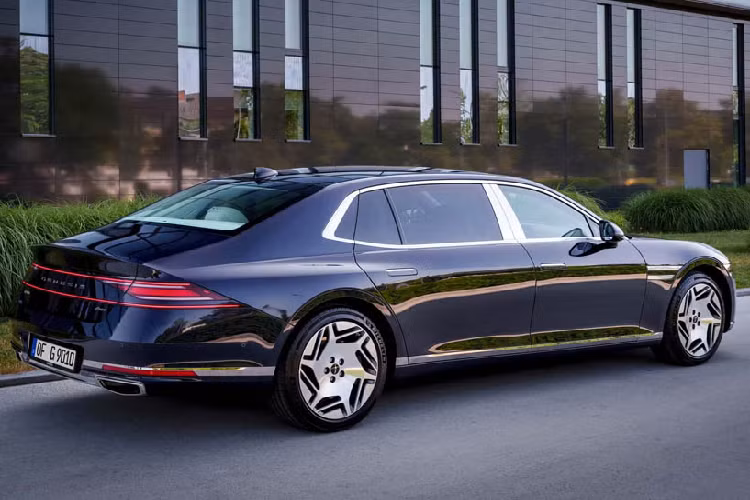 Ngoài khác biệt về chiều dài, cả hai phiên bản của Genesis G90 đều có chung chiều rộng 1.930mm và chiều cao 1.490mm. Trọng lượng xe dao động từ 2.025 tới 2.345 kg tùy vào phiên bản và danh sách trang bị đi kèm.