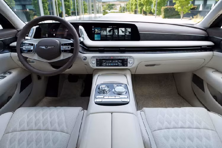 Giá xe Genesis G90 2024 mới vẫn chưa được tiết lộ. Nhưng chắc chắn mẫu sedan hạng sang đầu bảng này sẽ được định giá cao hơn khá nhiều so với mức 53.480 Euro (tương đương hơn 1,42 tỷ đồng) của đàn em Genesis G80 đang được bán tại thị trường Đức.