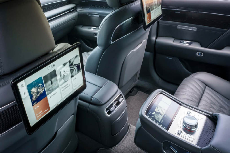 Bên cạnh đó, cấu hình sức mạnh của Genesis G90 và G90 LWB tại thị trường châu Âu cũng là một bí ẩn chưa được hé lộ. Trong khi đó tại Mỹ, mẫu sedan hạng sang này sở hữu khối động cơ V6 tăng áp cho công suất cực đại 375 mã lực và 530 Nm lực mô-men xoắn. Ngoài ra, nếu sở hữu thêm tùy chọn trang bị bộ siêu nạp điện, chiếc Genesis G90 có thể được tăng sức mạnh tối đa lên tới 409 mã lực và 549 Nm lực kéo.