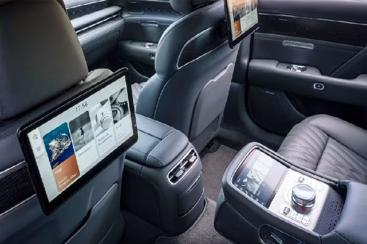 Bên cạnh đó, cấu hình sức mạnh của Genesis G90 và G90 LWB tại thị trường châu Âu cũng là một bí ẩn chưa được hé lộ. Trong khi đó tại Mỹ, mẫu sedan hạng sang này sở hữu khối động cơ V6 tăng áp cho công suất cực đại 375 mã lực và 530 Nm lực mô-men xoắn. Ngoài ra, nếu sở hữu thêm tùy chọn trang bị bộ siêu nạp điện, chiếc Genesis G90 có thể được tăng sức mạnh tối đa lên tới 409 mã lực và 549 Nm lực kéo.