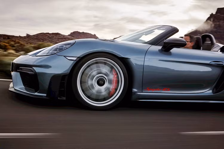 Bảng điều khiển và các chi tiết trang trí được bọc da. Các màu ngoại thất có sẵn bao gồm 4 màu sơn tiêu chuẩn và 3 màu ánh kim, bao gồm xám Vanadi Grey Metallic mới cũng như các màu đặc biệt xám Arctic Grey, xanh Shark Blue và hồng sẫm Ruby Star Neo.