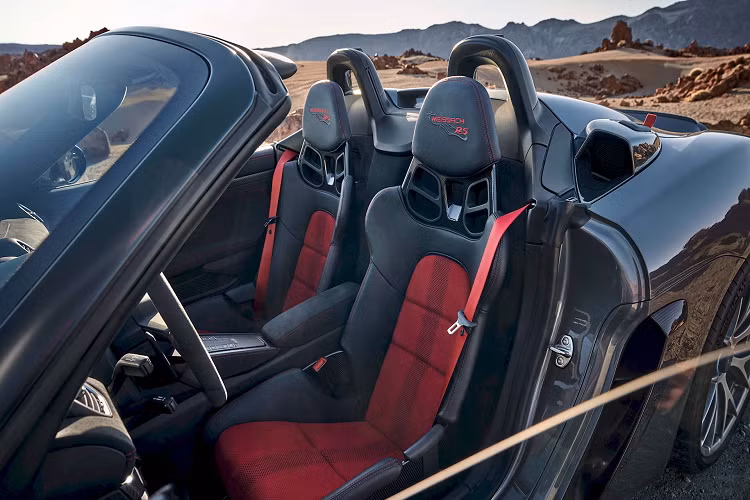 So với 718 Cayman GT4 RS được trang bị cánh gió sau cỡ lớn, 718 Spyder RS không thể làm điều tương tự vì không phù hợp với trải nghiệm lái xe mui trần. Thay vào đó, mẫu xe này được thiết kế với cánh gió sau dạng đuôi vịt khá giống 718 Spyder nhưng lớn hơn và tạo hình được sửa đổi nhẹ. Tất cả các thành phần khí động học được phối hợp để duy trì sự cân bằng và góp phần tạo nên độ ổn định cao khi lái xe.