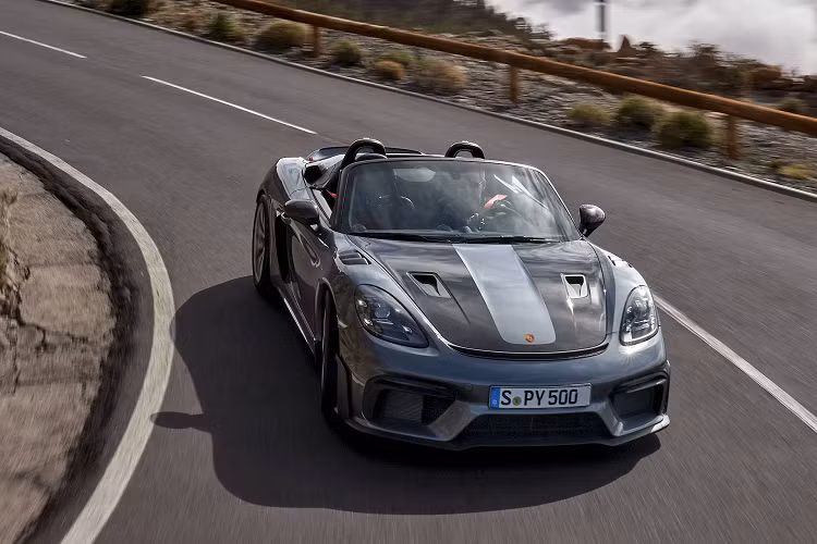 Phần đầu xe của Porsche 718 Spyder RS mới có thiết kế khá giống với 718 Cayman GT4 RS. Nắp ca-pô làm bằng sợi carbon gia cường polymer CFRP và có khe thoát gió rộng phía trên cản. Hai ống dẫn NACA tăng cường khả năng làm mát phanh mà không ảnh hưởng đến hệ số cản gió. Các thanh chắn gió ở các đầu bên ngoài của cản góp phần tạo lực ép xuống.