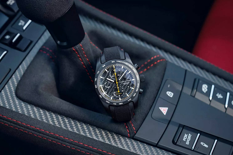 Bộ mui mềm của xe có khối lượng nhẹ và chỉ tháo-lắp bằng tay. Nó thực chất gồm 2 phần có thể tách rời nhau được: miếng vải chắn nắng phía trên đầu và tấm kính chắn gió sau gáy. Cả 2 đều có thể được sử dụng riêng lẻ, tùy theo sở thích và dễ dàng cất gọn lại phía sau ghế ngồi khi không cần đến.