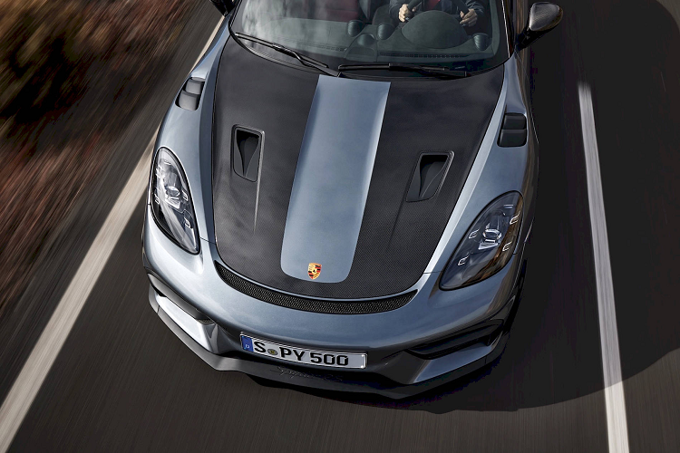 Khung gầm của 718 Spyder RS sử dụng kết hợp các bộ phận từ 718 Cayman GT4 RS và 718 Spyder. Hệ thống treo chủ động PASM được trang bị tiêu chuẩn với khả năng hiệu chỉnh thể thao và đã được hạ thấp 30 mm. Xe còn có Hệ thống Kiểm soát Vector mô-men xoắn PTV với bộ vi sai chống trượt bằng cơ khí tại cầu sau, ổ trục hệ thống treo kiểu khớp cầu và bộ mâm hợp kim đúc 20 inch.