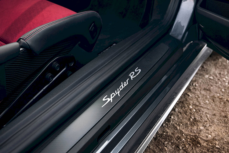 Cơ cấu mui đặc biệt này có khối lượng 18,3 kg, tức là nhẹ hơn 7,6 kg so với loại dùng cho 718 Spyder và thậm chí tiết kiệm được tới 16,5 kg khối lượng so với mui mở điện của 718 Boxster tiêu chuẩn. Riêng phần mui vải đã nặng 8 kg nên nếu người lái muốn xe mình nhẹ bớt và chắc chắn rằng ngày hôm đó trời không mưa thì có thể bỏ nó lại tại nhà.