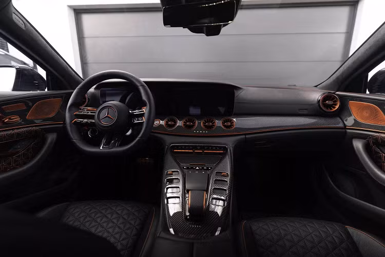 Về ngoại thất, Brabus trang bị nhiều chi tiết làm bằng carbon, giúp giảm khối lượng và tăng tính khí động học của xe. Cản trước đầu xe làm bằng carbon, với hốc hút gió lớn hơn, và lưới tản nhiệt thưa, thoáng khí hơn.