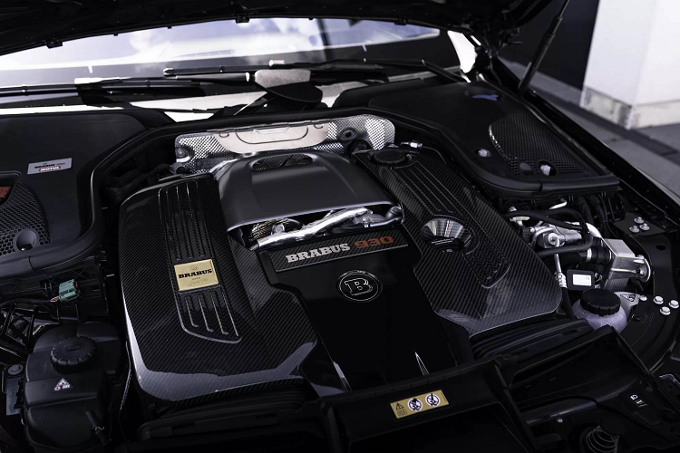 Cụ thể, Brabus độ Mercedes-AMG GT63 S E Performance một bộ tăng áp nguyên bản bằng hai bộ phận mới, không chỉ lớn hơn mà còn có cụm lõi mới với ổ trục hướng trục được gia cố và tích hợp bộ máy nén lớn hơn. Module điều khiển ở mỗi xy-lanh được thay bằng loại Brabus PowerXtra, có chức năng điều chỉnh phun xăng/đánh lửa, giúp tăng công suất động cơ.