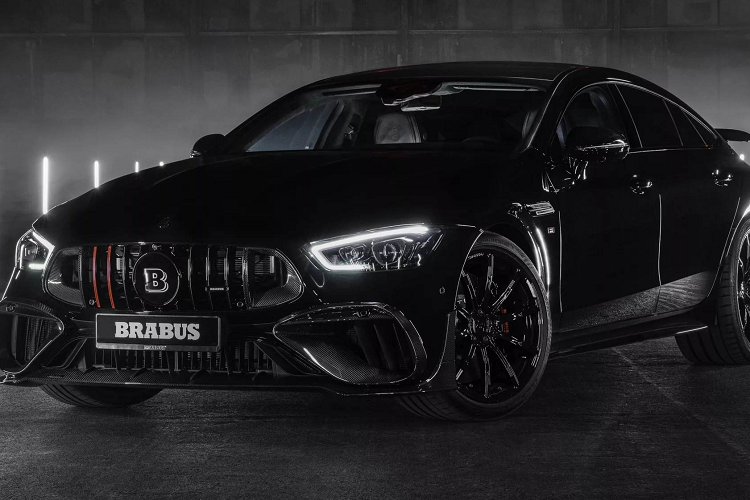 Nhờ vậy, giờ đây động cơ xe có thể tạo ra công suất 917 mã lực (tăng 87 mã lực) và mô-men xoắn cực đại 1.550 Nm (tăng 100 Nm). Điều này cho phép chiếc sedan thể thao tăng tốc từ 0-100 km/h trong 2,8 giây và đạt tốc độ tối đa 316 km/h. Phần mô-tơ điện vẫn giữ nguyên như ban đầu.