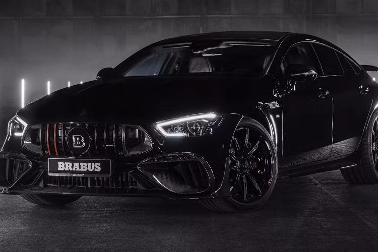 Nhờ vậy, giờ đây động cơ xe có thể tạo ra công suất 917 mã lực (tăng 87 mã lực) và mô-men xoắn cực đại 1.550 Nm (tăng 100 Nm). Điều này cho phép chiếc sedan thể thao tăng tốc từ 0-100 km/h trong 2,8 giây và đạt tốc độ tối đa 316 km/h. Phần mô-tơ điện vẫn giữ nguyên như ban đầu.