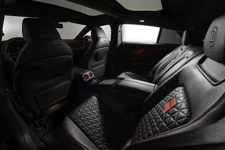 Đặc biệt, chiều cao xe có khả năng hạ thấp 20 mm tùy thuộc vào chế độ lái. Xe được gắn mâm 10 chấu, thương hiệu Brabus Monoblock Z Platinum Edition, 21 inch ở phía trước và 22 inch ở phía sau, lốp Continental SportContact 7. Nội thất của chiếc Brabus 930 được bọc da đen cao cấp với những đường chỉ khâu màu đỏ tươi. 