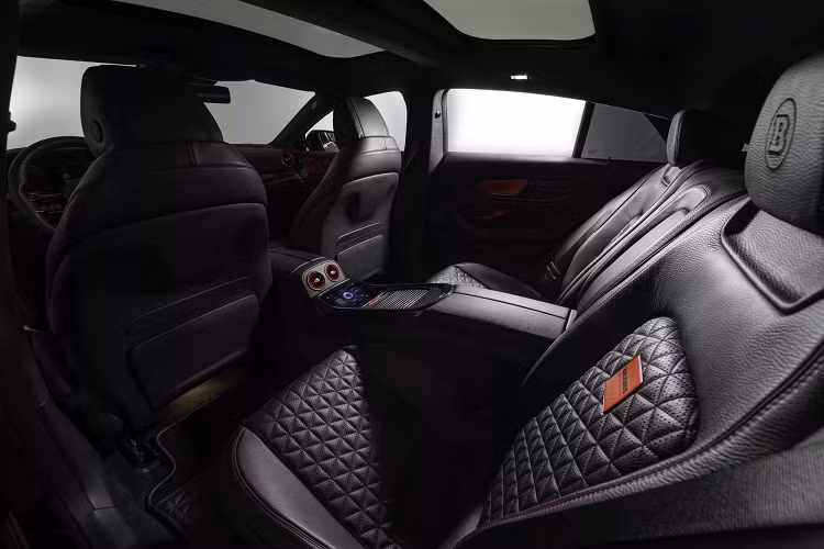 Đặc biệt, chiều cao xe có khả năng hạ thấp 20 mm tùy thuộc vào chế độ lái. Xe được gắn mâm 10 chấu, thương hiệu Brabus Monoblock Z Platinum Edition, 21 inch ở phía trước và 22 inch ở phía sau, lốp Continental SportContact 7. Nội thất của chiếc Brabus 930 được bọc da đen cao cấp với những đường chỉ khâu màu đỏ tươi. 