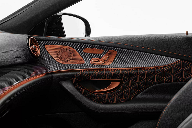 Ghế ngồi, sàn và cốp xe có họa tiết hình tam giác đan xen. Bàn đạp được bọc bằng nhôm anot hóa. Ngoài ra, còn có các tấm chống xước bằng sợi carbon và logo Brabus có đèn nền.
